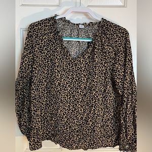 Old navy cheetah print blouse. Like new. Size M. Long sleeve. Lightweight.